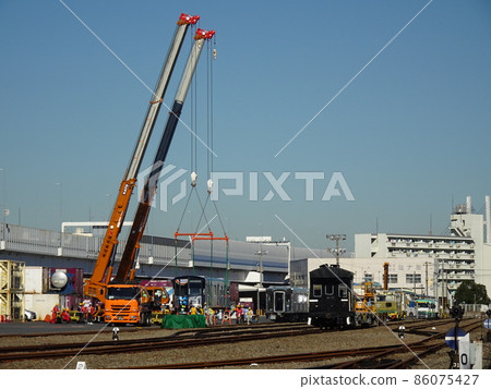 用移動式起重機吊起地鐵車廂 用移動式起重機吊起地鐵車廂 86075427