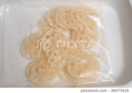 Sliced lotus root stored frozen 86075626