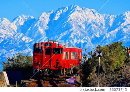 立山山脈背景中的紅色鐵路車,靠近路邊車站阿馬哈② 立山山脈背景中的紅色鐵路車,靠近路邊車站阿馬哈② 86075745