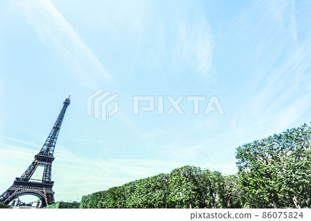 Blue sky and Eiffel Tower 86075824