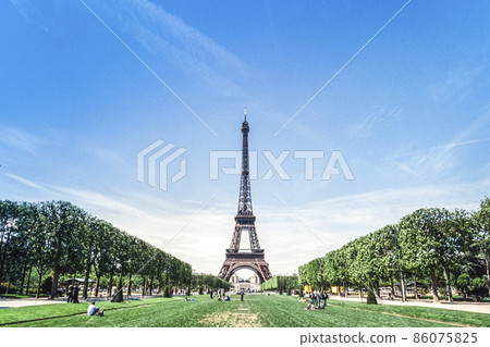 Eiffel Tower overlooking the Chaillot Palace over the arch from the Champ de Mars Park 86075825