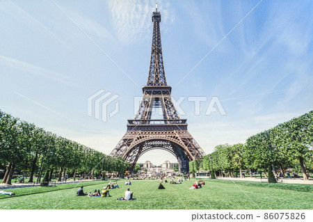 Eiffel Tower overlooking the Chaillot Palace over the arch from the Champ de Mars Park 86075826