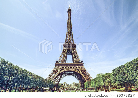 Eiffel Tower overlooking the Chaillot Palace over the arch from the Champ de Mars Park 86075827
