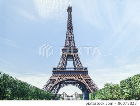 View of the Chaiyo Palace from the Eiffel Tower arch through the trees 86075828