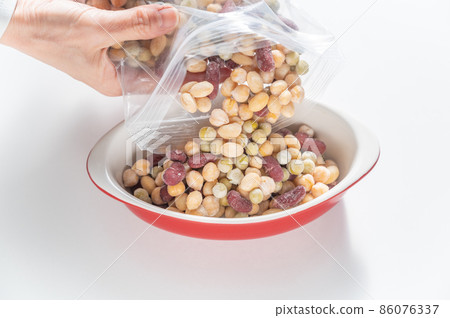 Transfer to a frozen mixed beans bakeware Transfer to a frozen mixed beans bakeware 86076337