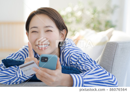 Cashless payment, female in her 30s Cashless payment, female in her 30s 86076564