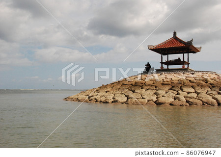 Shallow sea (Turtle Island / Bali, Indonesia) 86076947