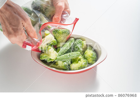 Transfer to frozen okra and broccoli bakeware Transfer to frozen okra and broccoli bakeware 86076968