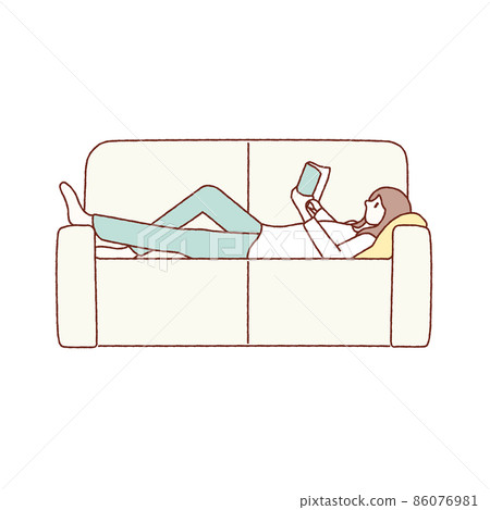 一個年輕女子躺在沙發上看書的手繪插圖 86076981