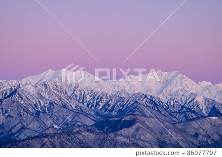 Jiigatake / Kashimayarigadake seen from Mt. Takagari (winter / dawn) Jiigatake / Kashimayarigadake seen from Mt. Takagari (winter / dawn) 86077707