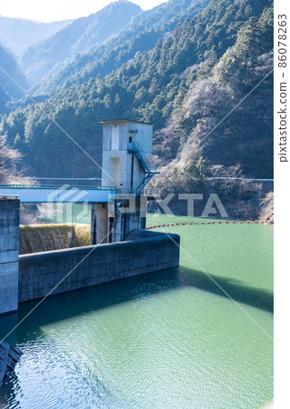 Lake Naguri in winter in Hanno City, Saitama Prefecture, which stands quietly Lake Naguri in winter in Hanno City, Saitama Prefecture, which stands quietly 86078263