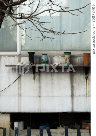 Seongsu-dong street old house exterior in Seoul, Korea Seongsu-dong street old house exterior in Seoul, Korea 86078409