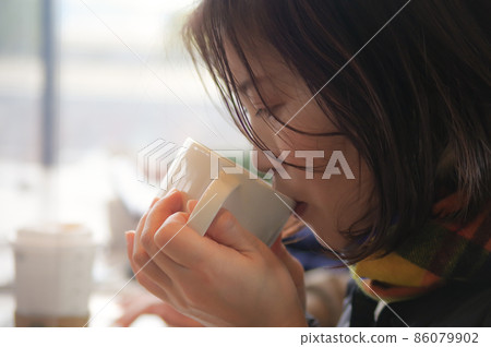 A woman drinking coffee 86079902