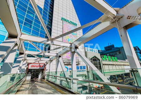 東京新宿站南口街景 86079969