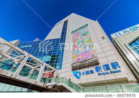 東京新宿站南口街景 東京新宿站南口街景 86079976