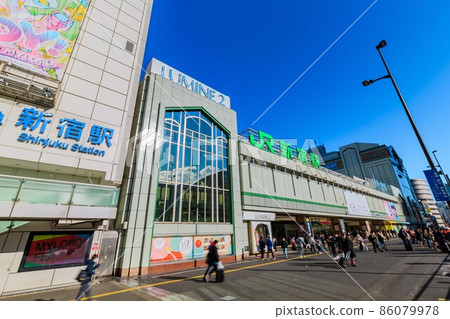 東京新宿站南口街景 東京新宿站南口街景 86079978