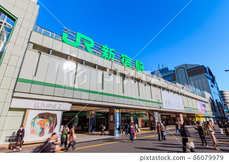 東京新宿站南口街景 東京新宿站南口街景 86079979