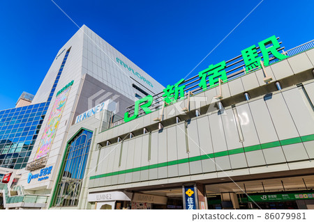 東京新宿站南口街景 東京新宿站南口街景 86079981