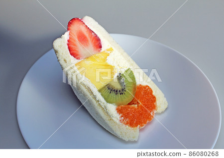 Fruit sandwich 86080268