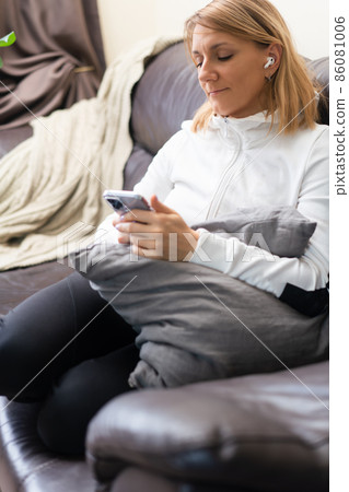 Woman use of smartphone Woman use of smartphone 86081006