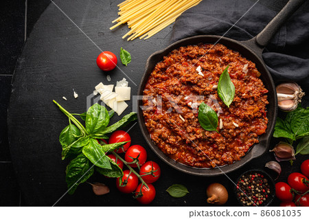 classic italian bolognese sauce 86081035