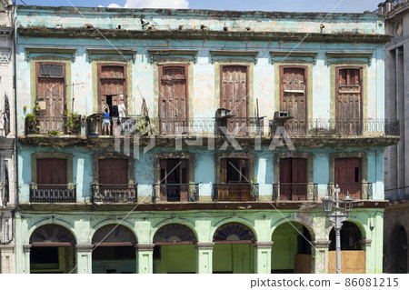 Colonial and colorful house in the center of Havana 86081215