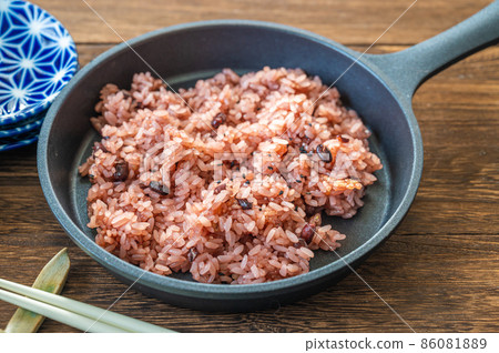 Sekihan fried in a skillet pot 86081889