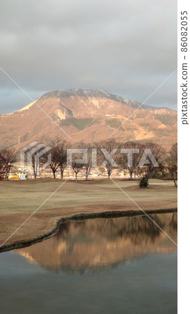 The first snow of Mt. Ibuki that shines in the setting sun The first snow of Mt. Ibuki that shines in the setting sun 86082055