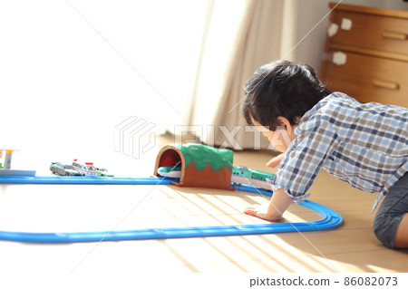 Boys playing on the plarail 86082073