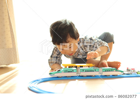 Boys playing on the plarail 86082077