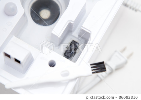 Dirt inside the humidifier Cleaning the humidifier 86082810