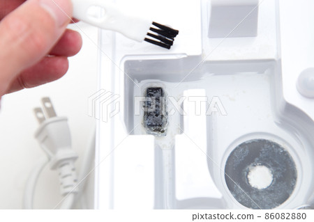 Dirt inside the humidifier Cleaning the humidifier 86082880