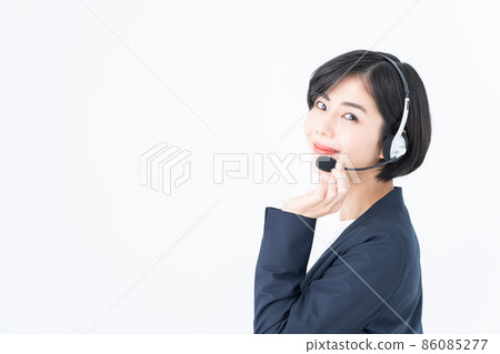 A young female operator 86085277