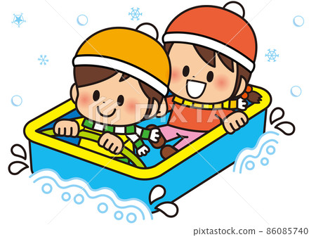 一個孩子在一個有趣的冬日在雪地里拉雪橇 86085740