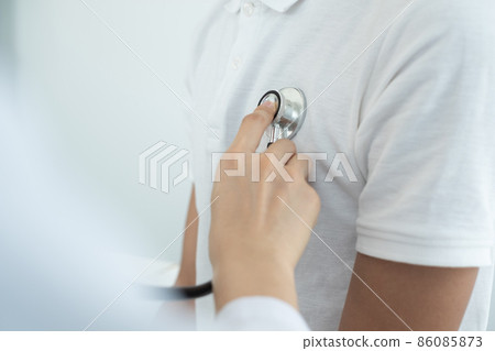 Female doctors perform a pulse examination using a headphone cable. Initial health check-up at the hospital. Medical and health care concepts 86085873
