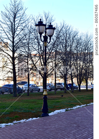 Tall street lamp of the old form. 86087466