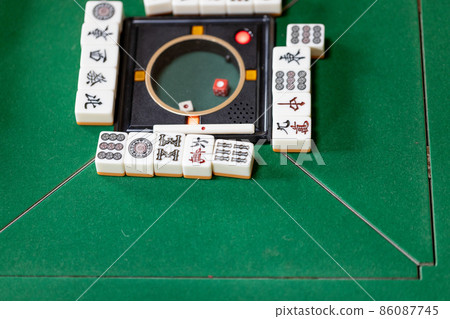 Playing mahjong at the electric mahjong table 86087745