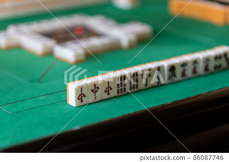 在電動麻將桌上打麻將 86087746