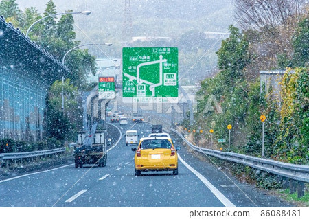 Highway driving image (winter) 86088481