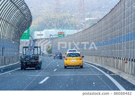 Highway driving image (winter) 86088482