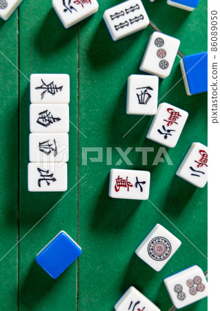 Mahjong on the electric mahjong table Mahjong tiles on the electric mahjong table (east, southwest, north) 86089050