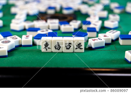 電動麻將桌上的麻將 電動麻將桌上的麻將牌（東、西南、北） 86089097