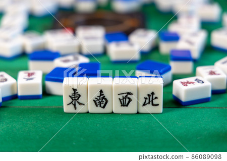 電動麻將桌上的麻將 電動麻將桌上的麻將牌（東、西南、北） 86089098