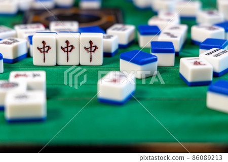 Mahjong on the electric mahjong table Mahjong tile on the electric mahjong table (middle) 86089213
