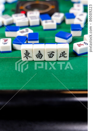 Mahjong on the electric mahjong table Mahjong tiles on the electric mahjong table (east, southwest, north) Mahjong on the electric mahjong table Mahjong tiles on the electric mahjong table (east, southwest, north) 86089223