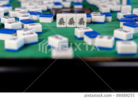 電動麻將桌上的麻將 電動麻將桌上的麻將牌 86089255