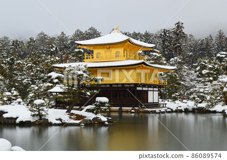 金閣寺，一月份被白雪覆蓋的京都夢幻般的世界遺產 86089574