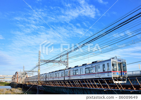 穿越荒川大橋的京成電鐵 3500 型通勤列車 86089649