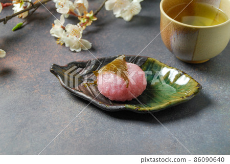 Sakura-mochi and tea 86090640