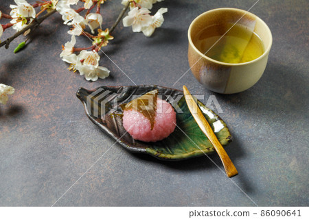 Sakura-mochi and tea 86090641
